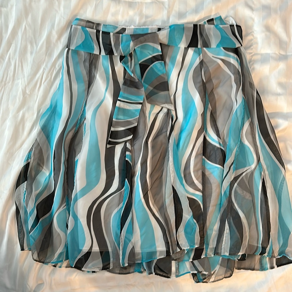 Cato Flowy Skirt with Teal, Gray, and White Waves